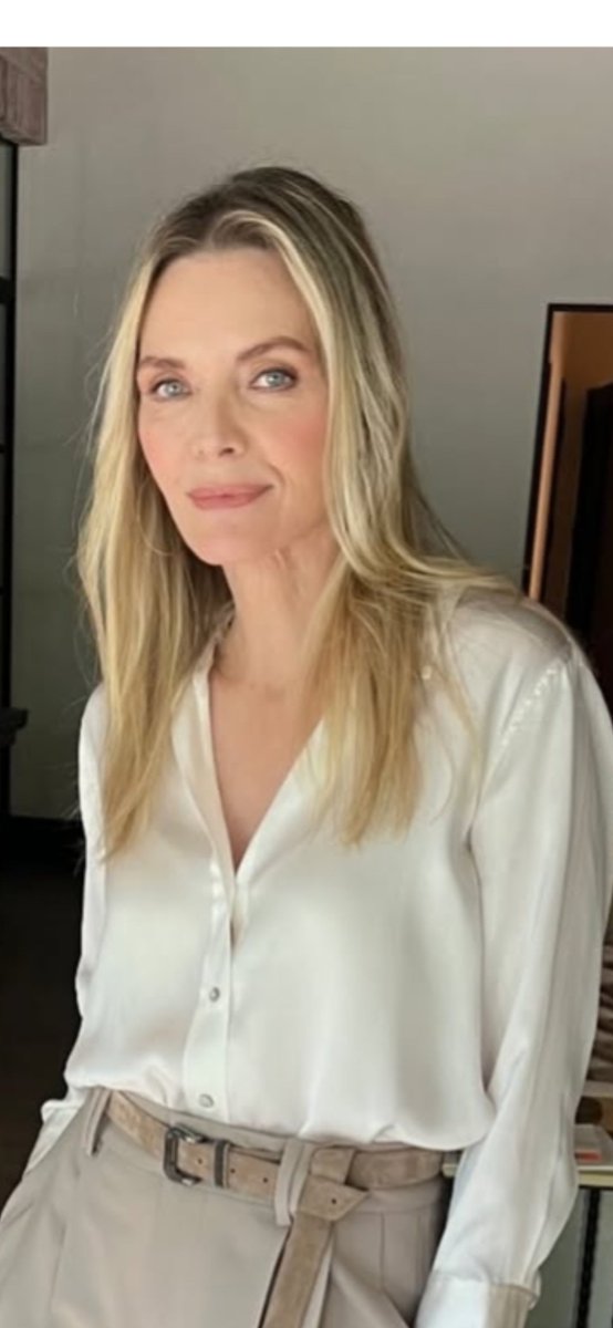 chemsier's tweet image. Michelle Pfeiffer - Février 2026

Quelques belles photos de #Michelle Pfeiffer pour la présentation d'apple à  Los Angeles.
Sublime femme !
😍

#chemisier #blouse #satin #soie