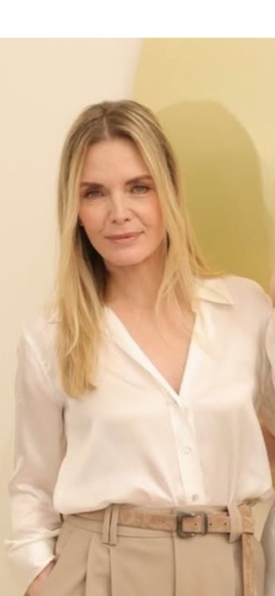 chemsier's tweet image. Michelle Pfeiffer - Février 2026

Quelques belles photos de #Michelle Pfeiffer pour la présentation d'apple à  Los Angeles.
Sublime femme !
😍

#chemisier #blouse #satin #soie