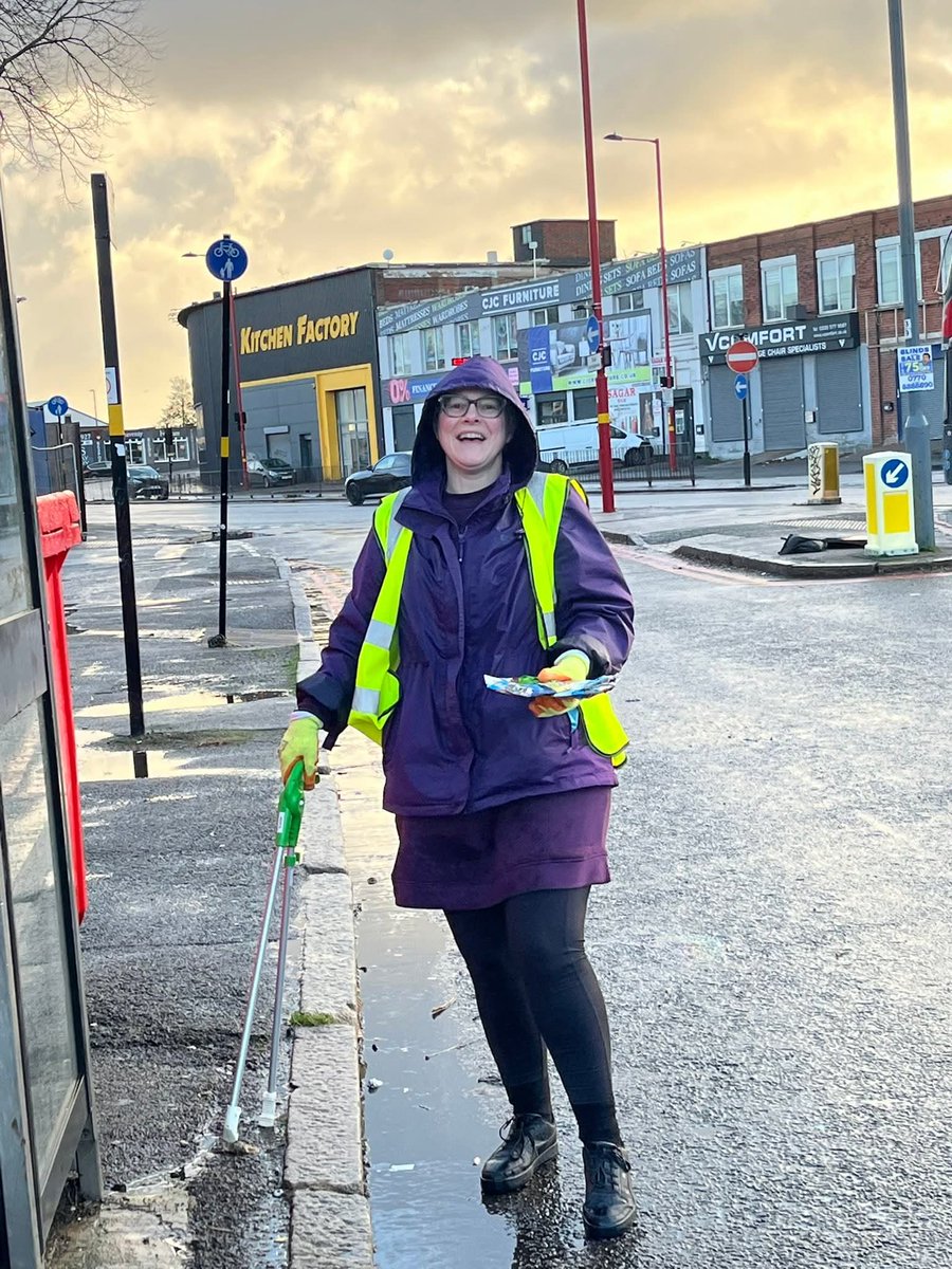 MickBrown3's tweet photo. Thanks to the team at the Wheelwright shops this morning helping to keep the area clean. Pleased to be able to inform the shopkeepers that the "unloved"mobile bin by the Housing Assoc office is finally due for collection.
#CleanStreetsMatter https://t.co/GKRosOY1kR