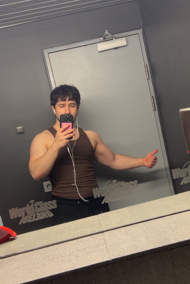 muscleroommate's tweet photo. Figuring out this biceps thing https://t.co/hXVWrBPu5S