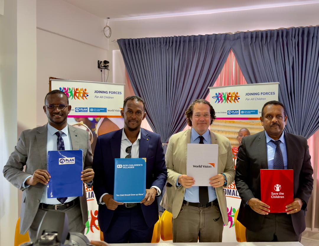 SaveChildrenSO's tweet photo. Today, @SaveChildrenSO, @WVSomalia, @PlanInt_Som & @SOSCVSomalia officially launch the Joining Forces Somalia Chapter in Mogadishu.
Together, we're uniting to ensure every child's rights are protected & their voices heard.
#JoiningForces #ChildRights #Somalia https://t.co/IVtGqVlX0M