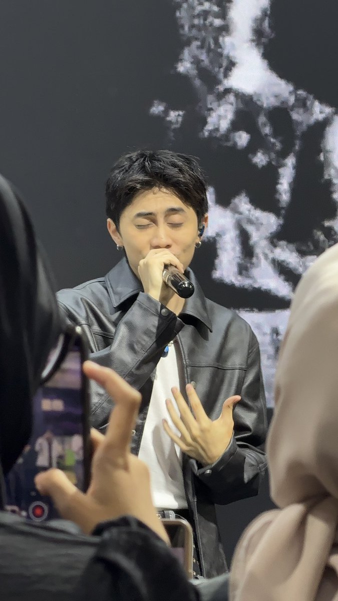 Sendyyy0_0's tweet photo. Last gig seru sekali, stan CHNCE buat woro woro tanpa translate https://t.co/gXf77gy4rw