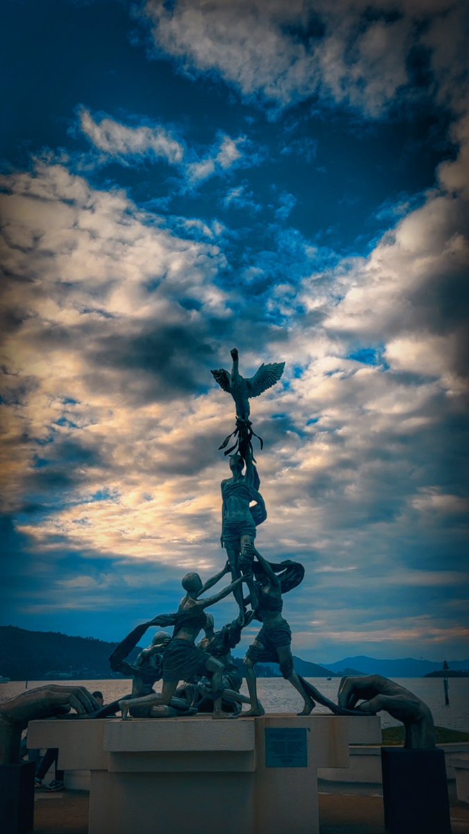 Bugün Fethiye sahilde yürürken bir anıt durdurdu beni. Yürüme yolunda papatyalar,Başının üstünde anka kuşu olan bir kadın Yaklaştım #ÖzgecanAslan yazıyordu.
Keşke bu ismi sadece bir genç kız olarak bilseydik. Keşke hiçbirimiz bu anıtın neden yapıldığını bilmek zorunda kalmasaydık