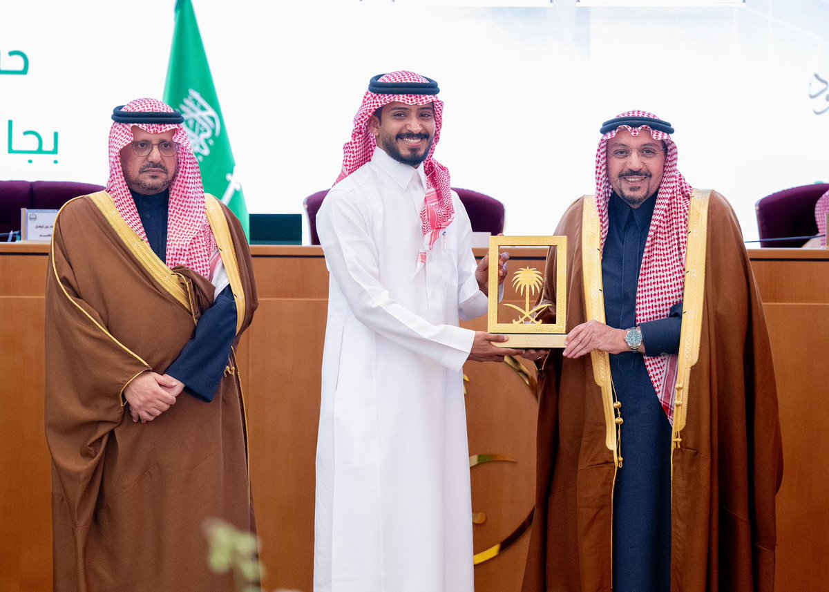 EssaAlOdhailah's tweet photo. ��فضل الله، تشرفت اليوم بتكريمي في جائزة صناعة المحتوى – مسار الصور المعبّرة (النسخة الخامسة)، على يد صاحب السمو الملكي الأمير الدكتور فيصل بن مشعل بن سعود بن عبدالعزيز آل سعود أمير منطقة القصيم، و بحضور صاحب السمو الأمير فهد بن سعد بن فيصل آل سعود نائب أمير منطقة القصيم. https://t.co/yzqohz3Sye