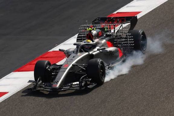 Plus_F1News's tweet photo. Audi F1 Team presenta un concepto radical para el 2026.

Destacan sus laterales extremos y las entradas de refrigeración verticales, pegadas al cockpit, que reducen los pontones y redefinen el flujo de aire.

Interesante el atrevimiento de los alemanes. https://t.co/yJdLc30tFh