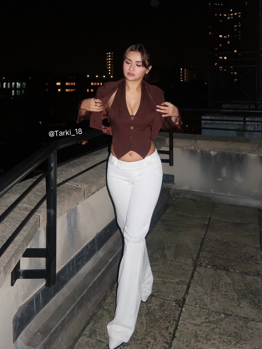 Tarki_18's tweet image. “Back pose me bhi control dikhta hai 💫
Silence me bhi strong role likhta hai 🔥”

#AvneetKaur #BackPose