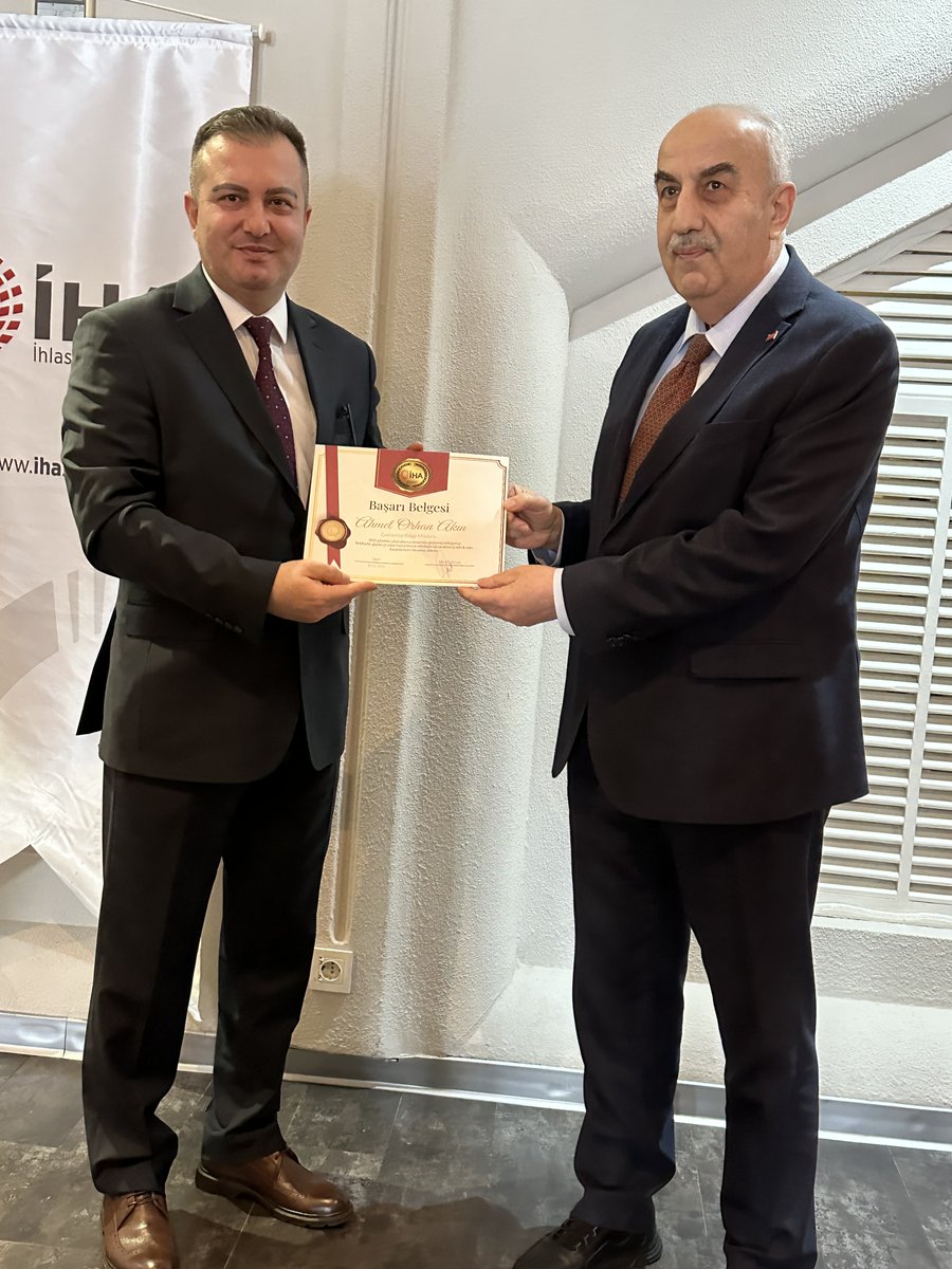 Bodrum’da düzenlenen İHA 2025 yılı değerlendirme toplantısında takdir belgemizi İHA Genel Müdürü Hamit Arvas Beyin elinden aldık.Bu başarıya ortak olan Şanlıurfa Malatya Adıyaman ve Kilis muhabirlerimize teşekkür ederim.
