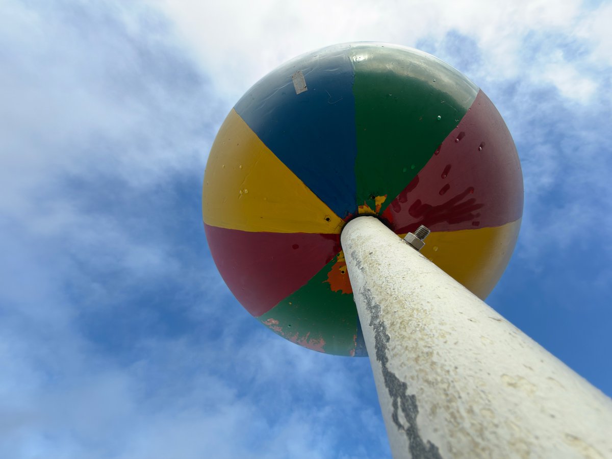 Résumé de l'épisode précédent. 
Je suis un soutien d'Epstein, par réflexe 'tribaliste' ou communautaire (car je suis juif ; si si, c'est écrit comme ça !) et probablement moi même complice de pédocriminels, parce que j'ai publié un cartoon qui se fout des platistes. 
Alors, sur