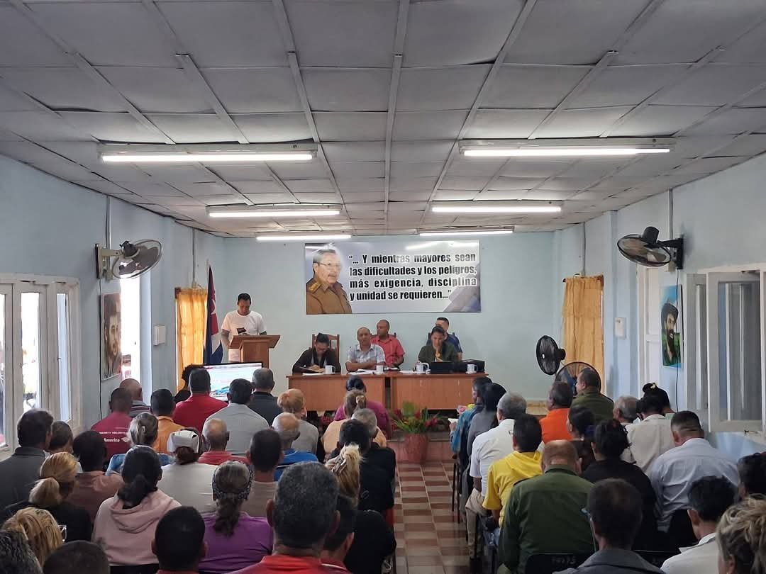 Nos encontramos en #Niquero para desarrollar la reunión con los Secretarios Generales de las organizaciones de base del PCC, para la implementación de los acuerdos del XI Pleno y las medidas para enfrentar el desabastecimiento de combustible.
#UnidosXCuba 
#ProvinciaGranma