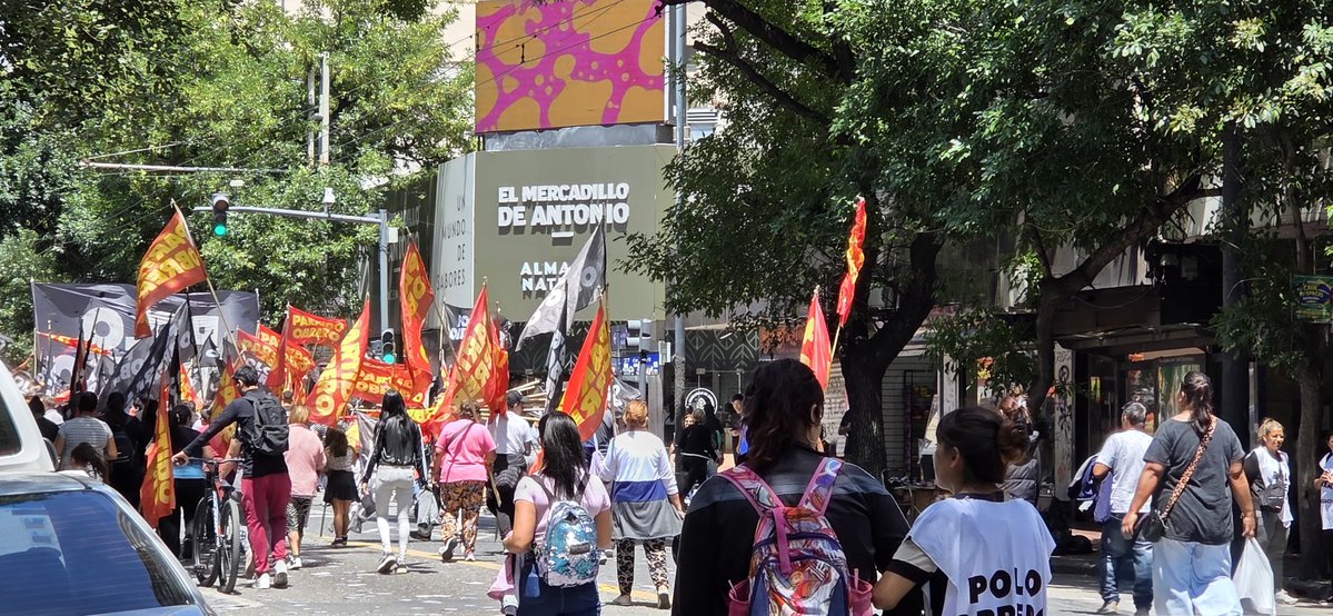 AVENIDA PRINCIPAL DE CÓRDOBA (Gral Paz/ V. Sarfield)
Yo respeto su derecho a protestar,  pero respeten mi derecho a circular <a href="/MartinLlaryora/">Martín Llaryora</a> haga que la policía cumpla la ordenanza de dejar un carril libre, para circulación 
<a href="/PatoBullrich/">Patricia Bullrich</a> 
<a href="/JMilei/">Javier Milei</a>