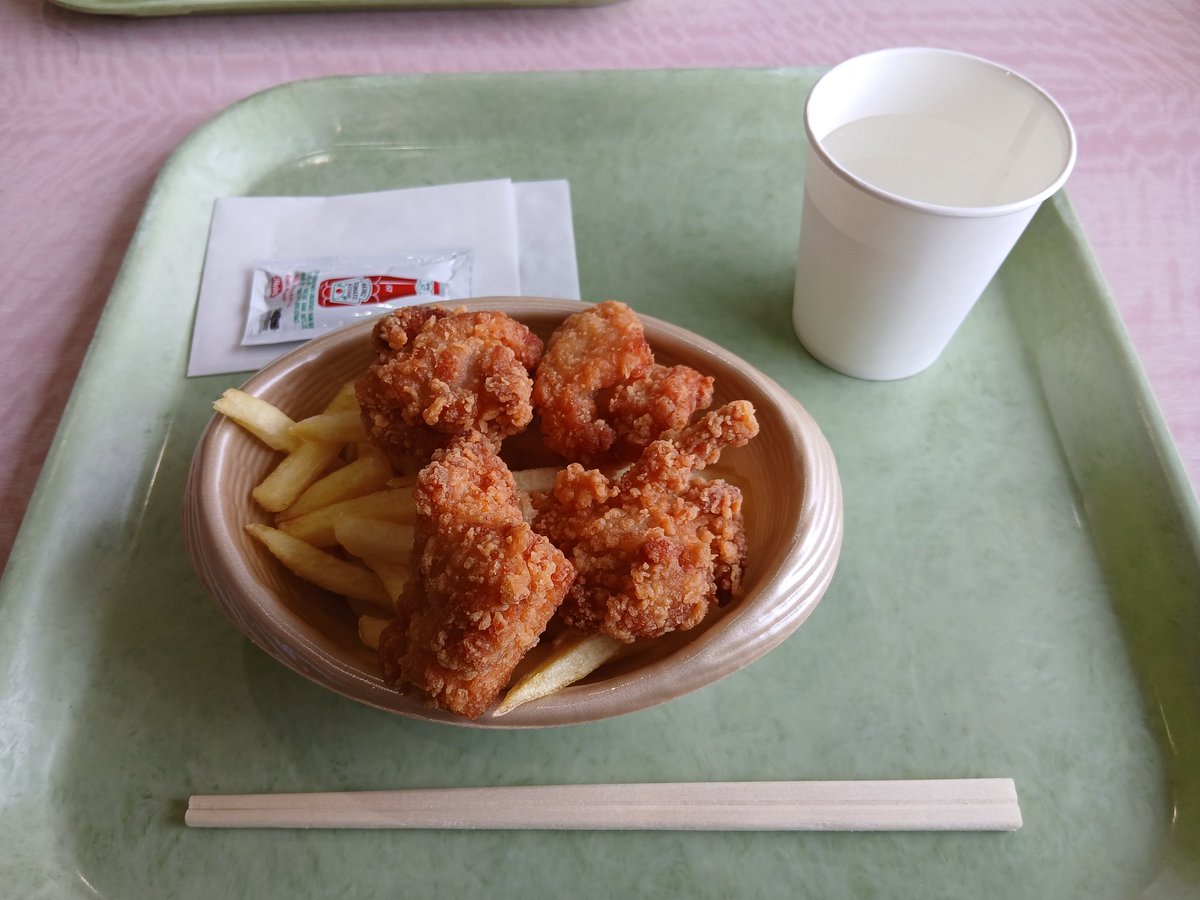 昨日の現場メシ。
湖畔を望むチキンバスケットで談笑