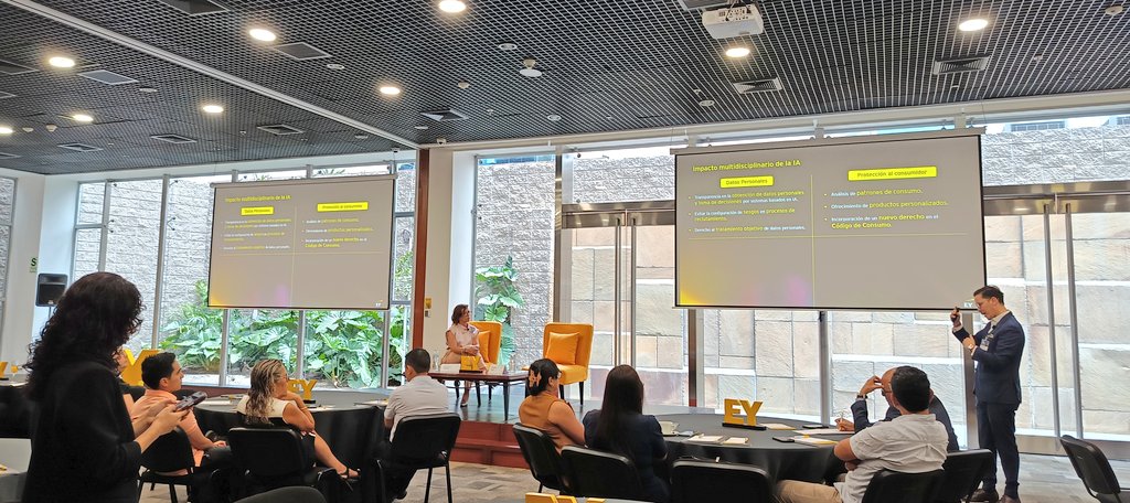 Bruno Mejía: Actualmente, en el Perú, la IA no puede ser considerada autora de una obra. Por otro lado, cuando las empresas integran inteligencia artificial en sus procesos, es obligatorio informar a los usuarios sobre la finalidad del sistema empleado.