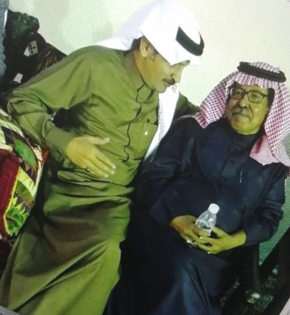 "لقد أفسدَ الموتُ الحياةَ"
قصاصة شعرية استخدمها د. #سعيد_السريحي كعنوان لمقالة كتبها كرثاء بعد وفاة خاله، كتبها بماء القلب وبلغة شاعرية عالية قبل قرابة العقدين في صحيفة #عكاظ
وها نحن نقف واجمين عاجزين عن الكتابة هذا المساءأمام هذا الفقد الجلل.
رحم الله صديقناوأستاذنا سعيد السريحي