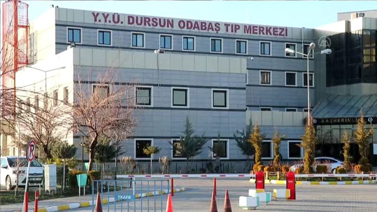 SesVanSubesi's tweet photo. YYÜ’de görev yapan asistan hekimler; taban ödeme, teşvik ve nöbet ücretlerinin yetersizliği, ödemelerin zamanında yapılmaması ve ağır, olumsuz çalışma koşulları nedeniyle 12.02.2026 tarihinde iş bırakma kararı almıştır.

Ancak hastane yönetiminin diyaloga açık bir tutum sergilemesi ve bazı taleplerimizin kabul edilmesi üzerine, sendikamızın da kararıyla planlanan iş bırakma eylemi ertelenmiştir.

İnsanca çalışma koşullarının sağlanması ve emeğimizin karşılığının eksiksiz alınması için sürecin takipçisi olmaya ve mücadelemizi kararlılıkla sürdürmeye devam edeceğiz.

#sesliyizbiz 
@sesgenelmerkezi 
@vanilsaglik 
@vanyyuhastane