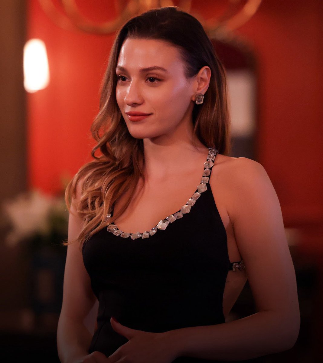 #SümeyyeAydoğan'ın kadrosunda yer aldığı #Yeraltı yeni bölümüyle bu akşam Now'da 📺 <a href="/ssumeyyeaydogan/">Sümeyye Aydoğan</a>