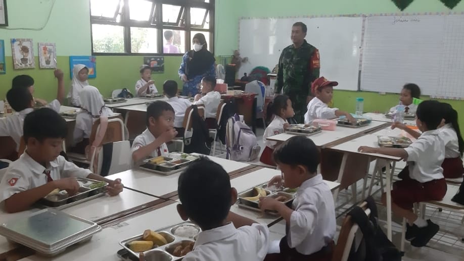 Babinsa Tegalsari awasi distribusi Makan Bergizi Gratis dukung gizi siswa sekolah #TNIAD #Babinsa #Surabaya #MBG Simak selengkapnya disini 👇👇👇 kodam5brawijaya.tni-ad.mil.id/babinsa-tegals…