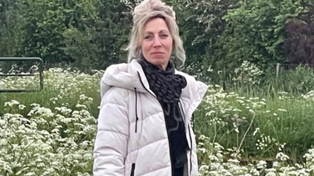 NieuwsArena's tweet photo. Vermiste Elize (61) dood gevonden! Lees meer: https://t.co/NSGnz9Kq70 https://t.co/LhkNvyBx6e