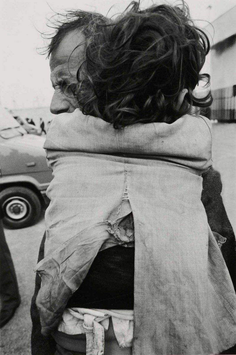 Breaking the isolation, in 1991: When poor Albanians taught Europe

Photos: Ferdinando Scianna

fondazioneartecrt.it/en/opera/itali…

📸©Ferdinando Scianna. Courtesy GAM. Galleria Civica d'Arte Moderna e Contemporanea, Torino. Proprietà della Fondazione per l'Arte Moderna e Contemporanea CRT