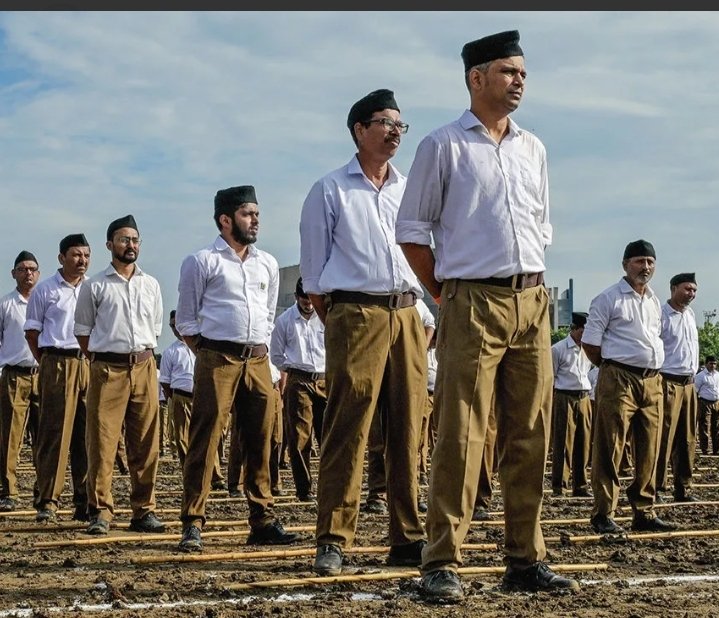 RSSइतना संस्कारी और बढ़िया संगठन है तो RSSपृष्ठभूमि से आएBJPनेता आपने बेटा बेटी को पहले संघ क्यों नहीं ज्वाइन करते? इसके बाद बीजेपी में आते।अमित शाह के बेटा या राजनाथ सिंह के बेटा हो या प्रेम कुमार धूमल के बेटा?कोई भी बता दे ये लोग एक दिन भी संघ के शाखा में गए हो? #RSS