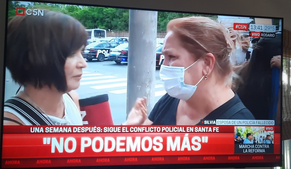 Familiar de los policía:
¡No somos kirchneristas!, lo repite al menos tres veces en la entrevista...

¿qué quieren decir con eso? ¿los kirchneristas sí nos mereceríamos lo que pasa, pero ellos no?
Discúlpenme, no me despiertan un ápice de lástima.