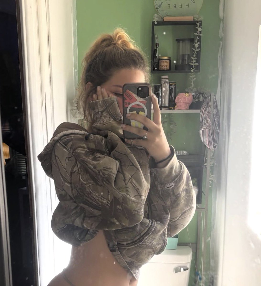 anonmach0's tweet photo. @themaddymay Would you smash or pass… https://t.co/lLiHq1dE9W