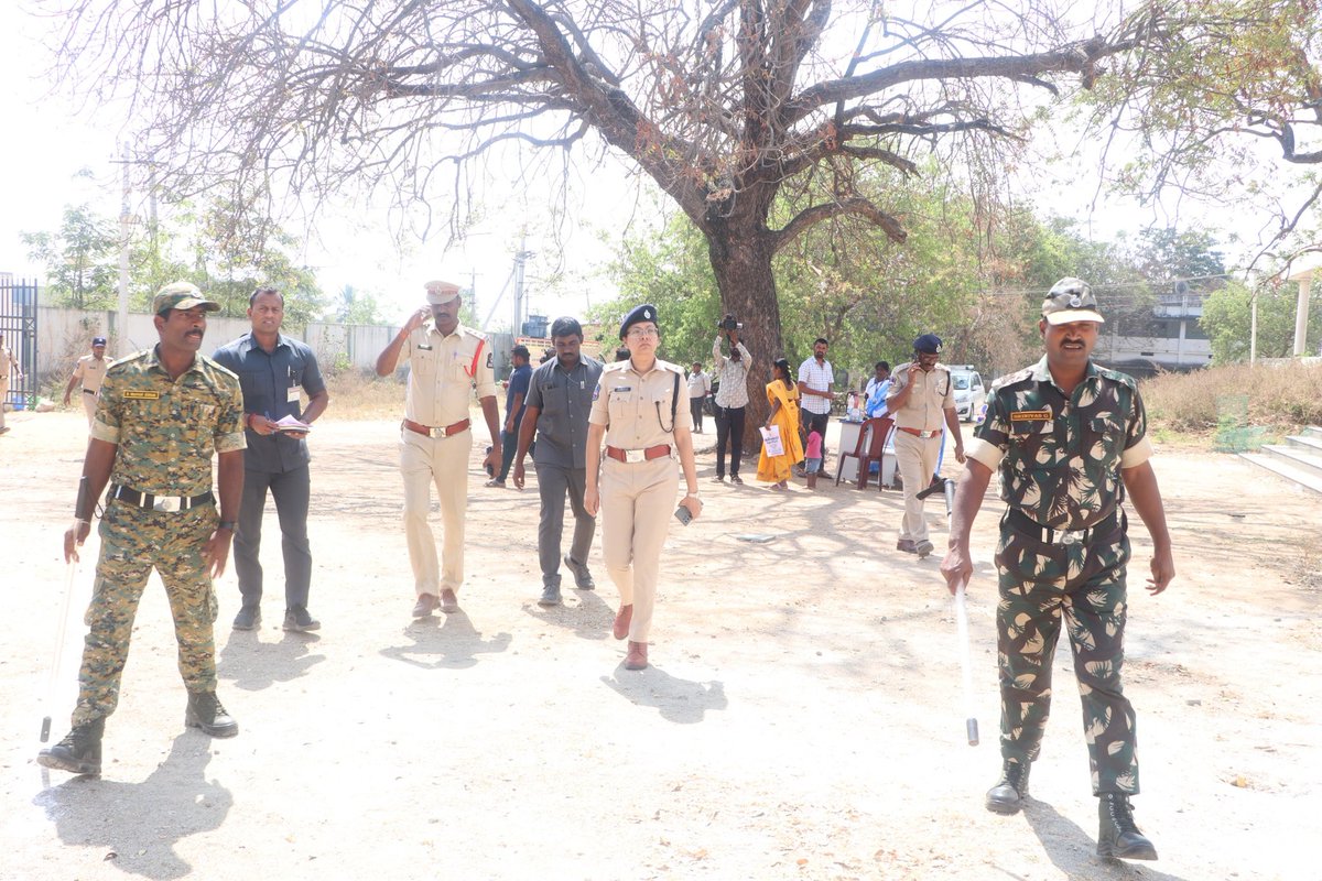siddipetcp's tweet photo. 🗳️ Municipality elections in Husnabad, Dubbaka, Cheriyal, and Gajwel concluded peacefully today, With 900+ police personnel ensuring tight security and transparent polling, citizens cast their votes safely and without incident. 👮🏽‍♂️✨
#Siddipet #ElectionUpdate #MunicipalElections https://t.co/Y3DNWnkbcg