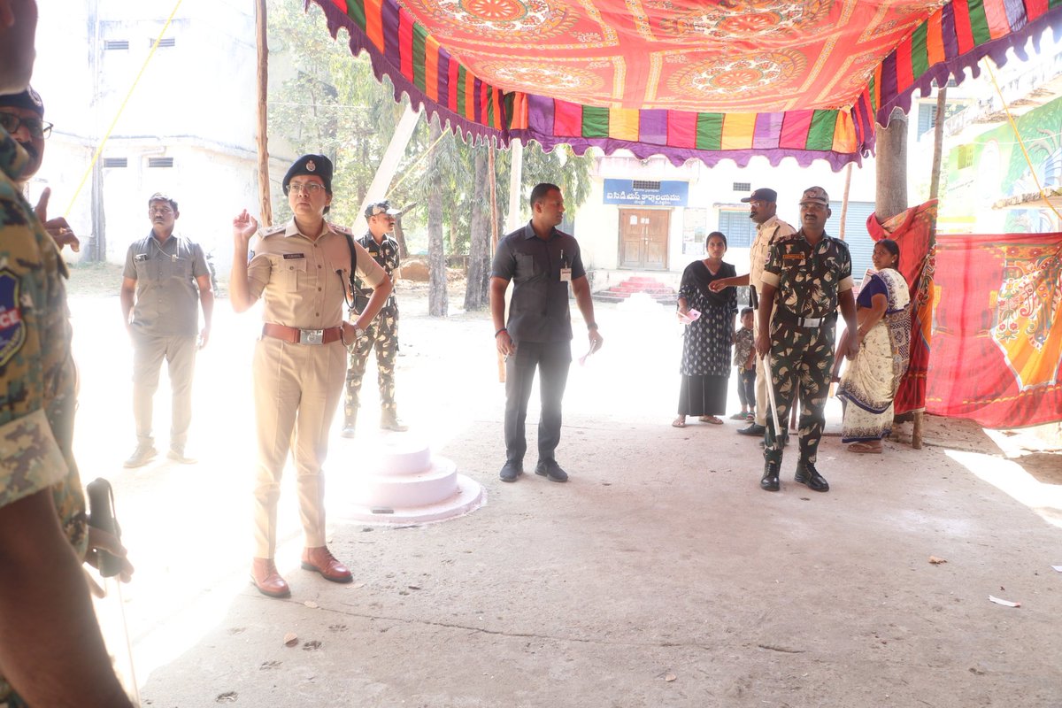 siddipetcp's tweet photo. 🗳️ Municipality elections in Husnabad, Dubbaka, Cheriyal, and Gajwel concluded peacefully today, With 900+ police personnel ensuring tight security and transparent polling, citizens cast their votes safely and without incident. 👮🏽‍♂️✨
#Siddipet #ElectionUpdate #MunicipalElections https://t.co/Y3DNWnkbcg