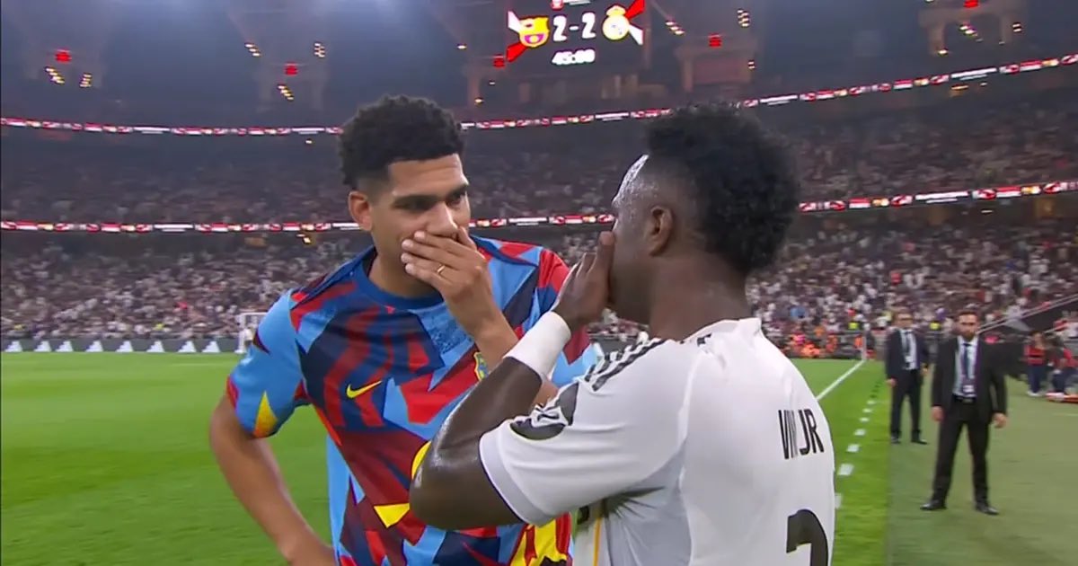 Somhiseremfcb's tweet photo. Vinicius Junior llamó por teléfono a Ronald Araujo cuando éste se tomó un descanso del fútbol por motivos de salud mental.

Vini habló con Araujo y le ofreció todo su apoyo.

[Vía @diarioas ] https://t.co/bkbYQAxMxf