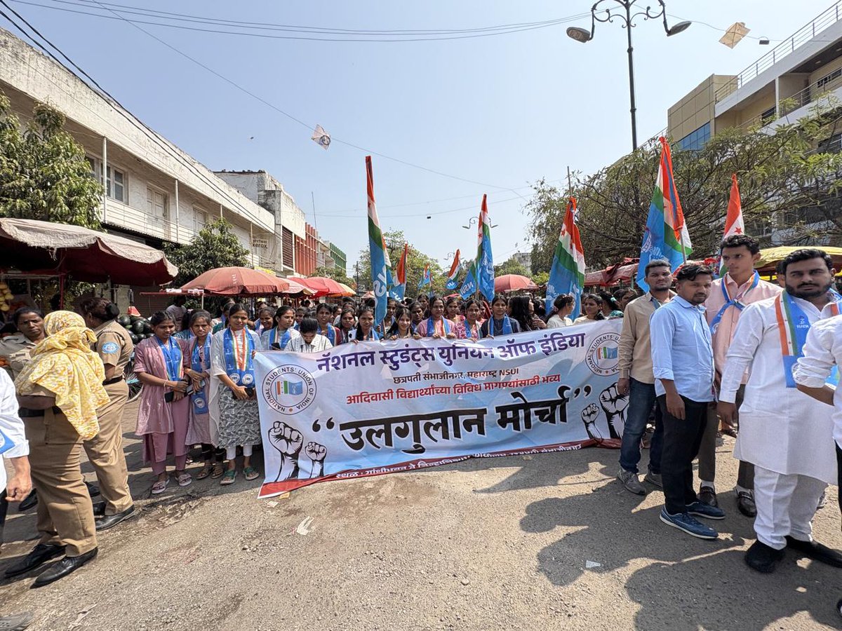 INCHarshsapkal's tweet photo. आज छत्रपती संभाजीनगर येथे NSUI च्या माध्यमातून महाराष्ट्र प्रदेश महासचिव अ‍ॅड. सुभाष गावित यांच्या नेतृत्वाखाली आदिवासी समाजातील विद्यार्थ्यांच्या शिक्षण, शिष्यवृत्ती, वसतीगृह आणि शासकीय योजनांशी संबंधित काही महत्त्वाच्या समस्या व मागण्या मांडण्यासाठी गांधी भवन ते जिल्हाधिकारी कार्यालय असा निर्धारपूर्ण मोर्चा काढून धरणे आंदोलन करण्यात आले. यावेळी NSUI चे अनेक पदाधिकारी व मोठ्या संख्येने आदिवासी विद्यार्थी सहभागी झाले होते.

आंदोलनातील प्रतिनिधी मंडळाने मा. जिल्हाधिकारी कार्यालयातील संबंधित अधिकाऱ्यांसोबत विद्यार्थ्यांच्या समस्या व मागण्यांच्या अनूषंगाने सविस्तर चर्चा झाली. जर विद्यार्थ्यांच्या समस्या लवकरात लवकर मार्गी लागल्या नाहीत, तर NSUI च्या वतीने आगामी अधिवेशनादरम्यान विधानसभेवर तीव्र घेराव आंदोलन करण्यात येईल, असा ठाम इशारा देखील प्रशासनाला देण्यात आला.

@Maharashtransui