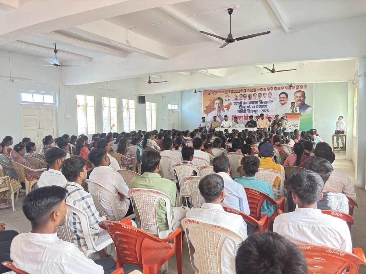 INCHarshsapkal's tweet photo. आज छत्रपती संभाजीनगर येथे NSUI च्या माध्यमातून महाराष्ट्र प्रदेश महासचिव अ‍ॅड. सुभाष गावित यांच्या नेतृत्वाखाली आदिवासी समाजातील विद्यार्थ्यांच्या शिक्षण, शिष्यवृत्ती, वसतीगृह आणि शासकीय योजनांशी संबंधित काही महत्त्वाच्या समस्या व मागण्या मांडण्यासाठी गांधी भवन ते जिल्हाधिकारी कार्यालय असा निर्धारपूर्ण मोर्चा काढून धरणे आंदोलन करण्यात आले. यावेळी NSUI चे अनेक पदाधिकारी व मोठ्या संख्येने आदिवासी विद्यार्थी सहभागी झाले होते.

आंदोलनातील प्रतिनिधी मंडळाने मा. जिल्हाधिकारी कार्यालयातील संबंधित अधिकाऱ्यांसोबत विद्यार्थ्यांच्या समस्या व मागण्यांच्या अनूषंगाने सविस्तर चर्चा झाली. जर विद्यार्थ्यांच्या समस्या लवकरात लवकर मार्गी लागल्या नाहीत, तर NSUI च्या वतीने आगामी अधिवेशनादरम्यान विधानसभेवर तीव्र घेराव आंदोलन करण्यात येईल, असा ठाम इशारा देखील प्रशासनाला देण्यात आला.

@Maharashtransui