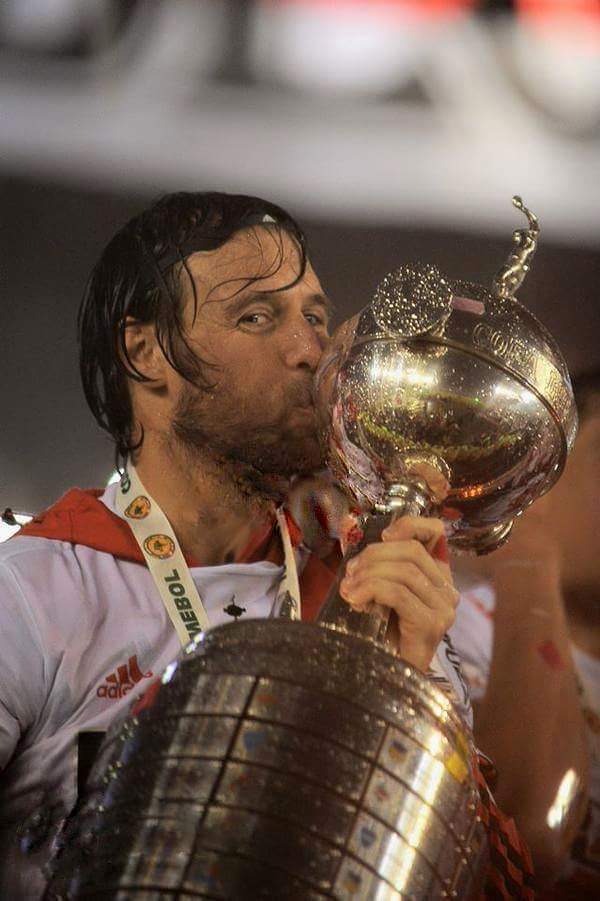 _crisenberg_'s tweet image. Volvió en el peor momento de la historia manejando desde Brasil porque River lo necesitaba, la rompió, se bancó que Almeyda y Passarella lo rajen y volvió de nuevo para ser campeón de Libertadores y llegar a los 100 goles. Ídolo absoluto del club.