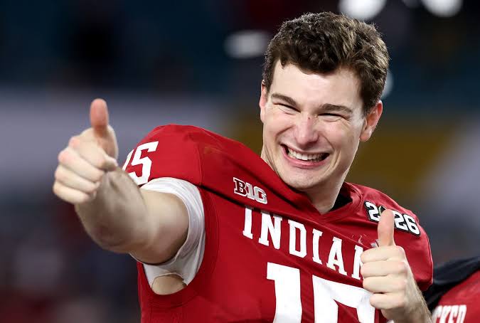 ewaags's tweet photo. This guy reminds me of a young Joe "Cool" Flacco https://t.co/3osTsfWuSk