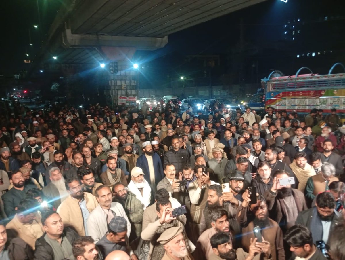 AnjumanAstzaPak's tweet photo. پنجاب کے گھروں میں بیٹھے سرکاری ملازمین کے نام 
      کچھ تو بھیجو
     اپنی آواز ,اضطراب یا مسکان
     اک پھول ،
     ذرا سا اعتبار ،
    ان کہی بات یا کوئی پیغام 
    معمولی سا اشارہ،
کہ تم زندہ ہو
کہ سمجھ لیں ہم 
مر چکے ہو تم۔۔۔۔۔۔۔۔
بتاو کہ ہم نے تمہاری جنگ لڑنی ہے https://t.co/Z8fllEaCd5