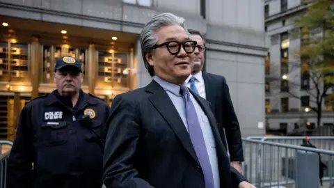 _TheCaptain___'s tweet photo. Bu adam banka soymadı.
Ama bankaları batma noktasına getirdi.
Adı: Bill Hwang
Fon: Archegos Capital
Yıl: 2021
Gerçek serveti birkaç milyar dolardı.
Ama kaldıraçla pozisyon büyüklüğü?
100 milyar doların üzerindeydi.
Nasıl?
Toplam getiri swap’ları (TRS).
Yani hisseleri doğrudan almadan, bankalar üzerinden dev pozisyonlar.
Aynı hissede birden fazla bankada pozisyon açtı.
Hiçbiri toplam riskin ne kadar büyük olduğunu bilmiyordu.
Sonra bir hisse düştü.
Margin call geldi.
Zincirleme satış başladı.
Credit Suisse milyarlarca dolar zarar yazdı.
Nomura, Morgan Stanley, diğerleri peşinden geldi.
Tek bir aile ofisi…
Global bankaları salladı.
Finansta en tehlikeli şey ne biliyor musun?
Kaldıraç + şeffaflık eksikliği.