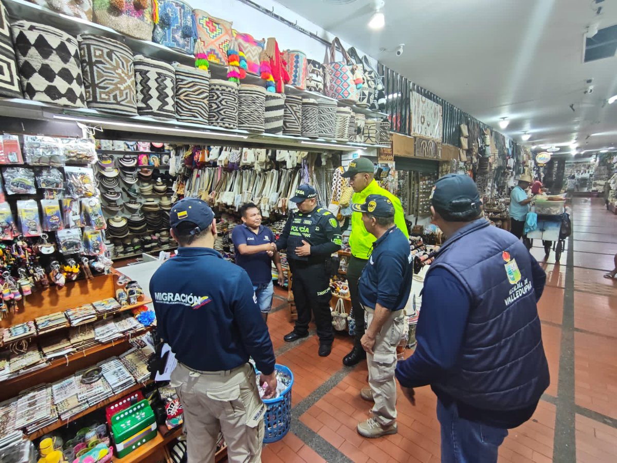 MigracionCol's tweet image. 📍#Valledupar | Hacemos equipo con @AlcaldiaVpar y @PoliciaColombia para realizar acciones de inspección, control y vigilancia en el Centro Histórico, orientadas a la prevención de la #TrataDePersonas y la explotación sexual y comercial de niñas, niños y adolescentes.