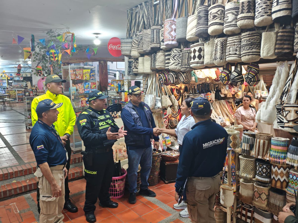 MigracionCol's tweet image. 📍#Valledupar | Hacemos equipo con @AlcaldiaVpar y @PoliciaColombia para realizar acciones de inspección, control y vigilancia en el Centro Histórico, orientadas a la prevención de la #TrataDePersonas y la explotación sexual y comercial de niñas, niños y adolescentes.