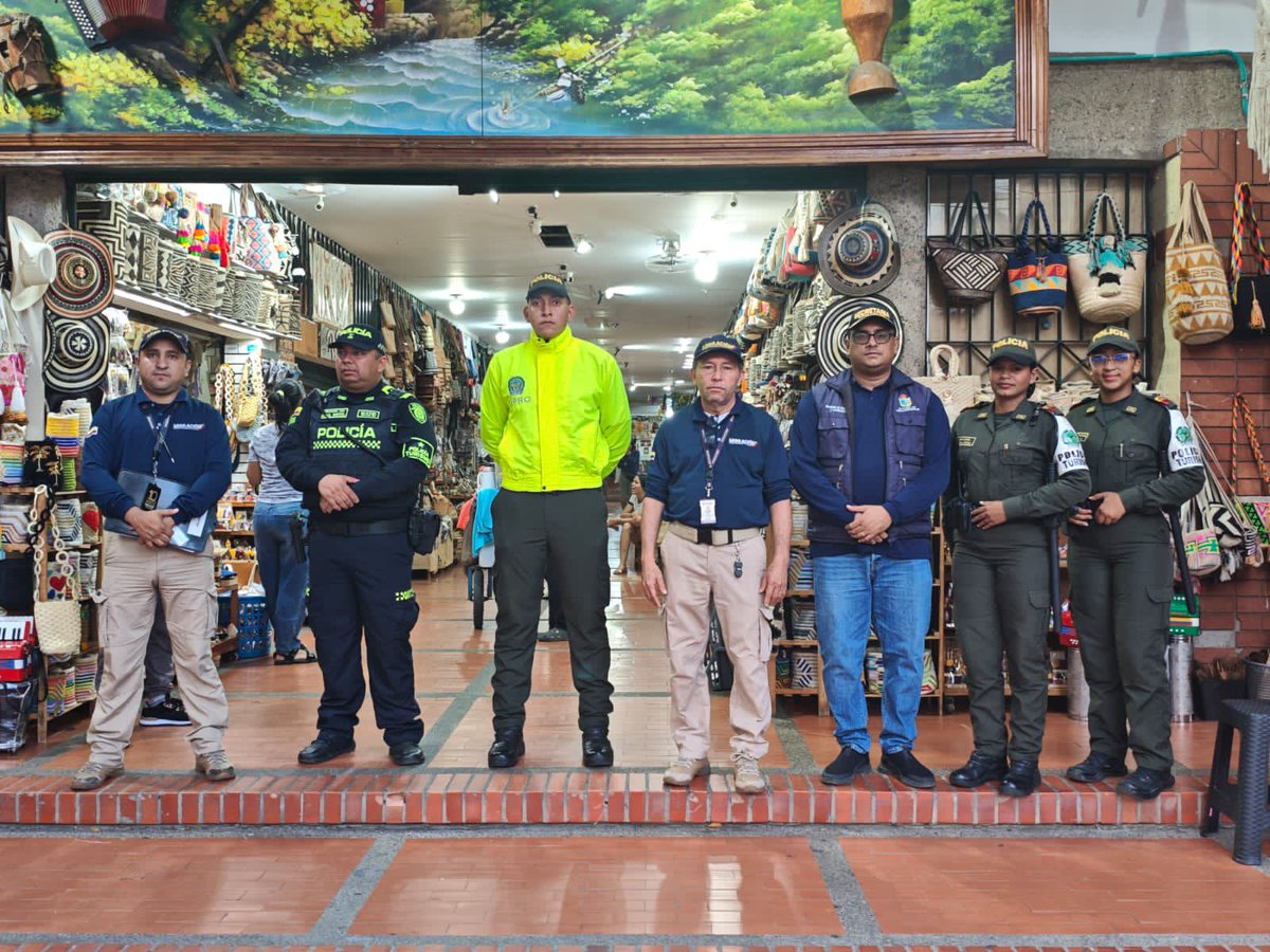 MigracionCol's tweet image. 📍#Valledupar | Hacemos equipo con @AlcaldiaVpar y @PoliciaColombia para realizar acciones de inspección, control y vigilancia en el Centro Histórico, orientadas a la prevención de la #TrataDePersonas y la explotación sexual y comercial de niñas, niños y adolescentes.