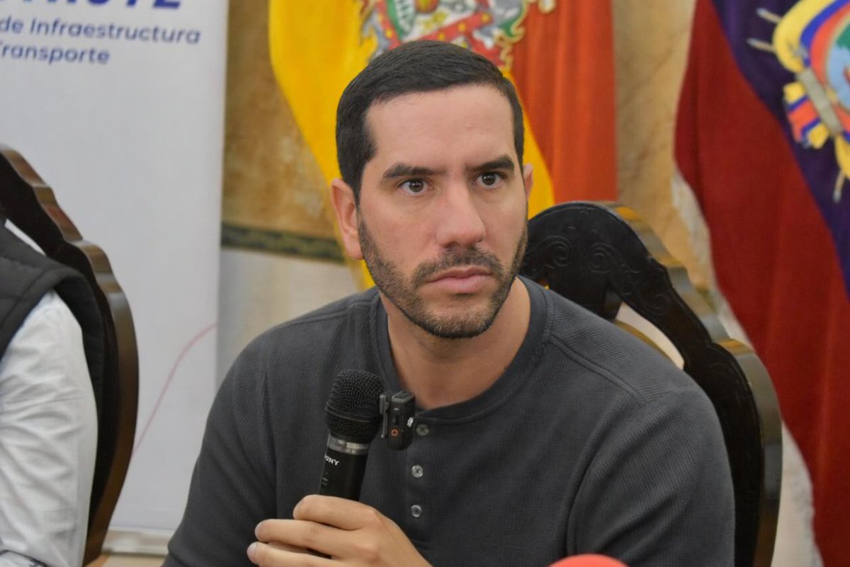 #Azuay | El ministro <a href="/RobertoLuqueN/">Roberto Luque</a> en rueda de prensa con medios de la provincia, brindó detalles sobre: 

✅Rehabilitación de la vía Cuenca-Molleturo-El Empalme, por USD 21.6 millones.
✅Estudios de la Cuenca-Girón-Pasaje, para atención de puntos críticos y revisión del Acceso