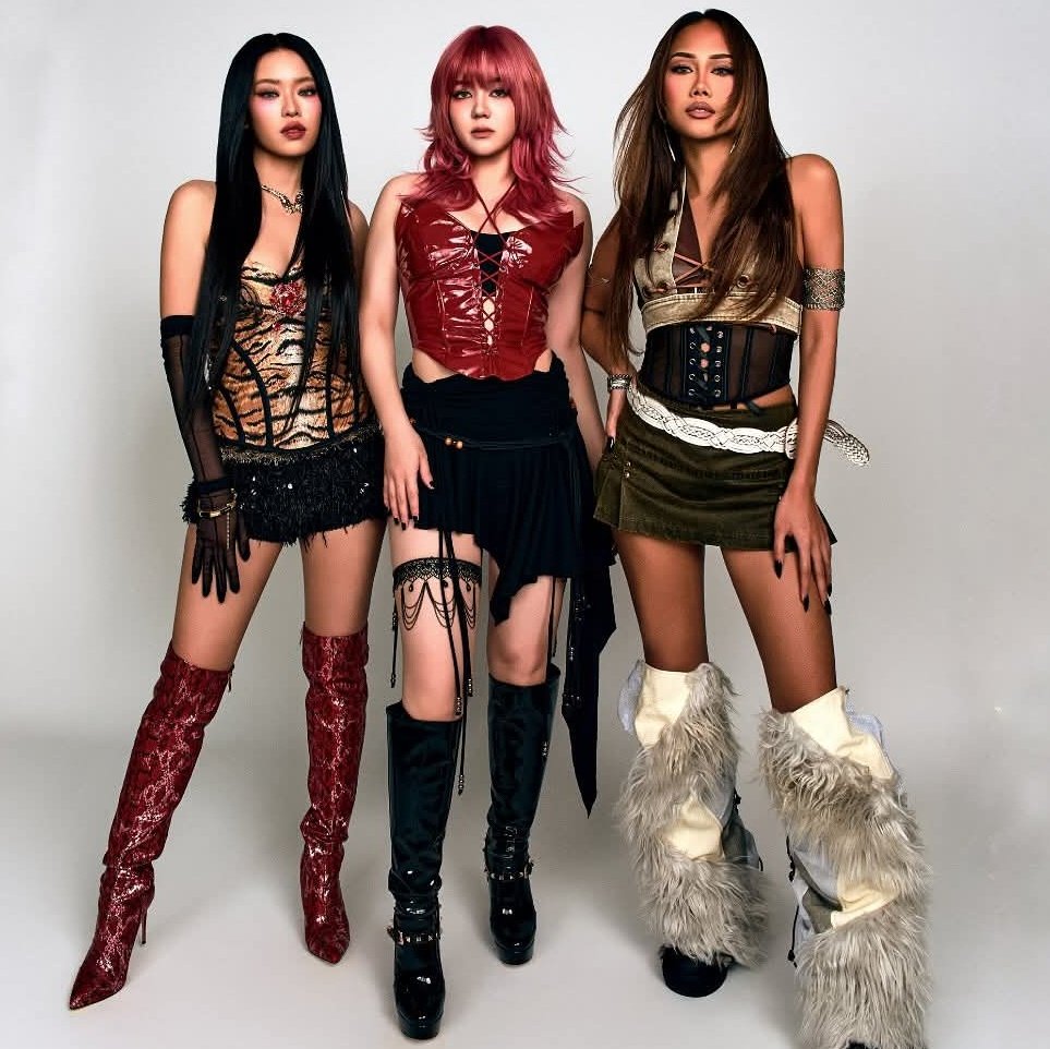 SEA vs SK fanwar introducing me to so many unique and amazing artists 😭

🇮🇩 No Na
🇵🇭 Bini
🇹🇭 4eve
🇲🇾 Dolla

A whole world of SEApop😭💖