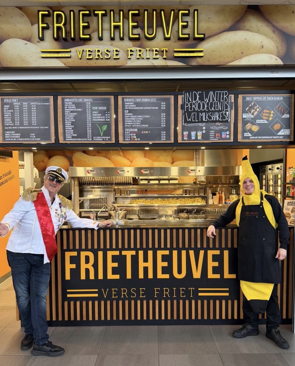 Don Mario met zijn baas Renzo bij de Frietheuvel

Zelfgesneden friet van aardappelen uit Oeteldonkse landerijen rond het moeras

Don zegt; begin je dag met een banaantje en vat daarna een frietje bij de Frietheuvel !!

#friet #patat #banaan #donmario  #oeteldonk #frietheuvel
