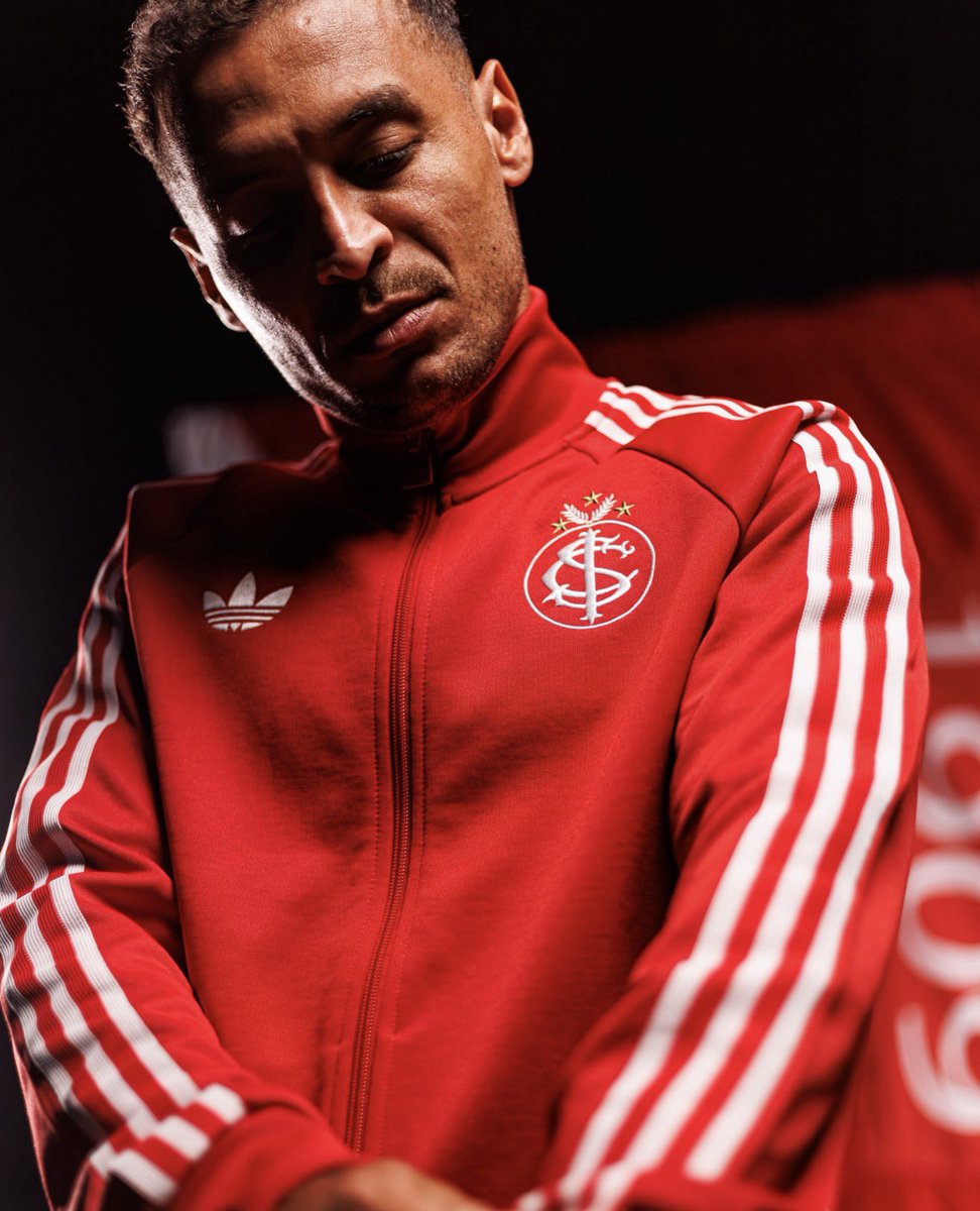 DoentesPFutebol's tweet photo. Coleção ABSURDA do Internacional. Traje de gala! 👏 @SCInternacional @adidasoriginals https://t.co/9iSpu506H5