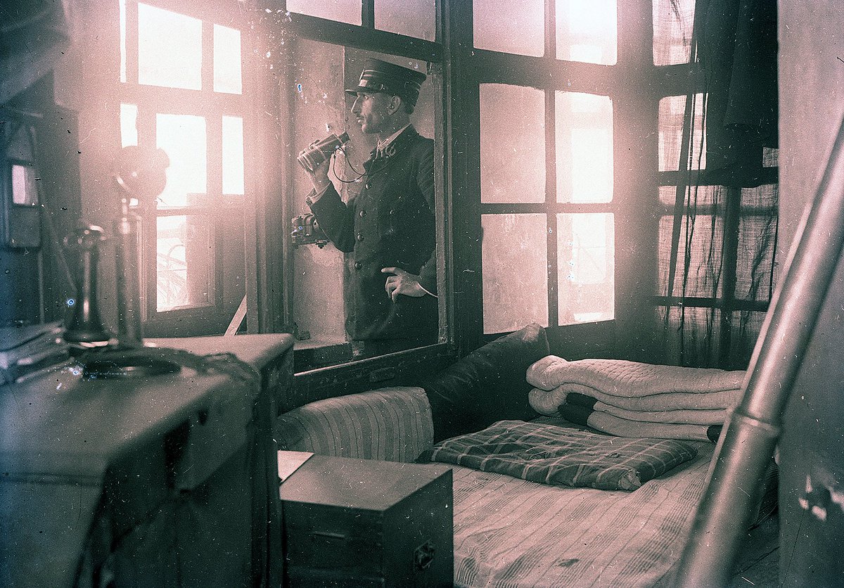 Beyazıt yangın kulesi ve gözetleyici memur, 1930. 

(Suna ve İnan Kıraç Vakfı Fotoğraf Koleksiyonu)