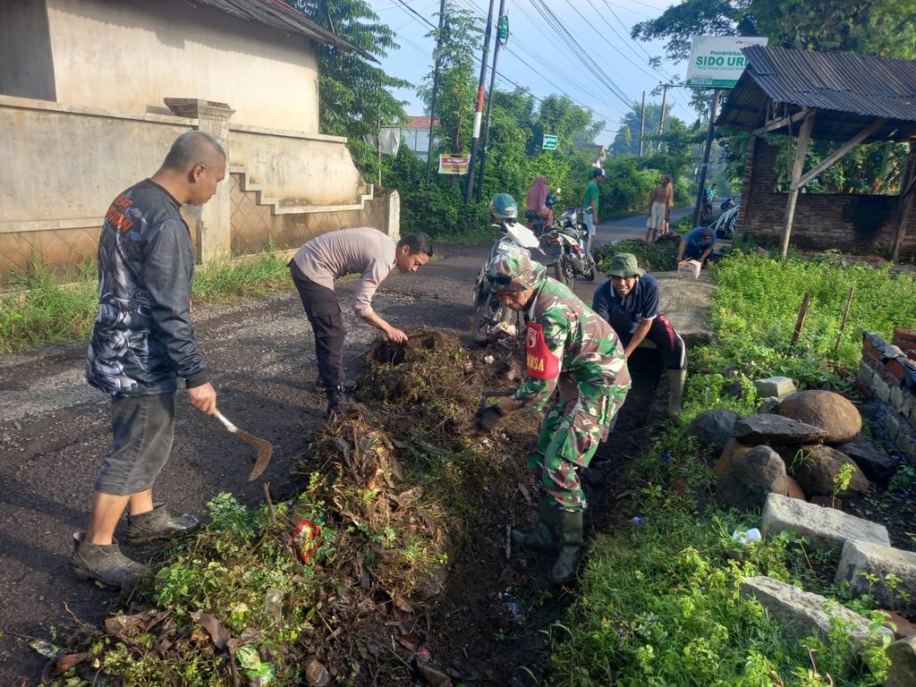 Babinsa Wonoasih pimpin kerja bakti bersama warga jaga lingkungan bersih sehat. #Babinsa #TNIAD #Teritorial #KerjaBakti Simak selengkapnya disini 👇👇👇kodam5brawijaya.tni-ad.mil.id/babinsa-wonoas…