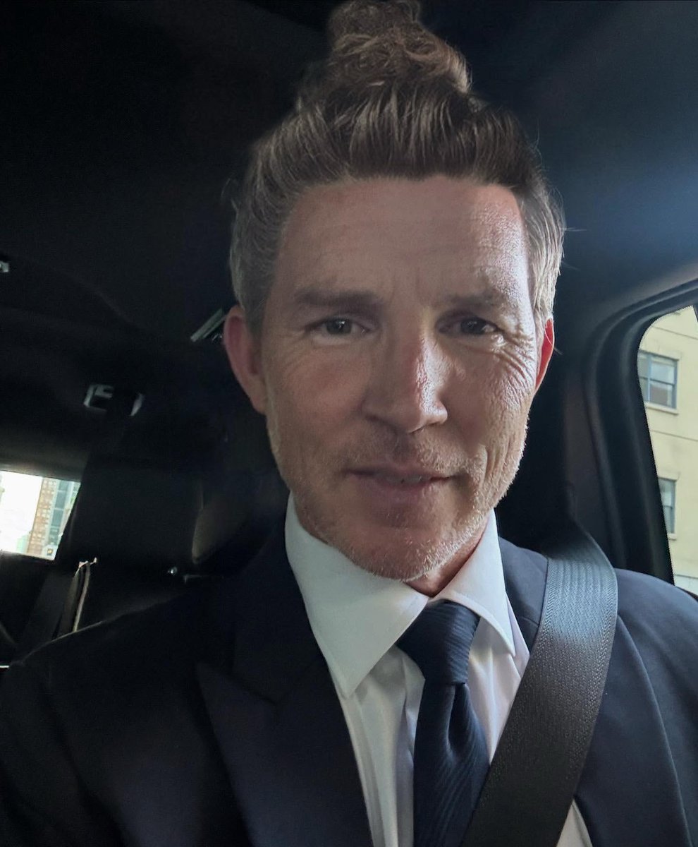 baldshawnhatosy's tweet photo. American actor Shawn Hatosy has been notably absent from X, the everything app, after winning an Emmy for his work on #ThePitt

He went live on Tiktok today, apologized with a sympathy bun and revealed he is half Chinese. https://t.co/8xArcYC9TU