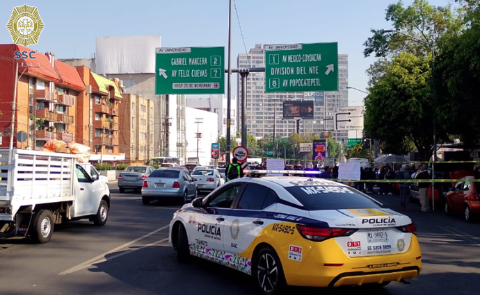 OVIALCDMX's tweet photo. #PrecauciónVial | Continúa cerrada la circulación en lateral de Av. Universidad a la altura de Real Mayorazgo, col. Xoco, alcaldía Benito Juárez. #AlternativaVial Av. División del Norte y Av. Insurgentes. https://t.co/0uOg3ggKNp