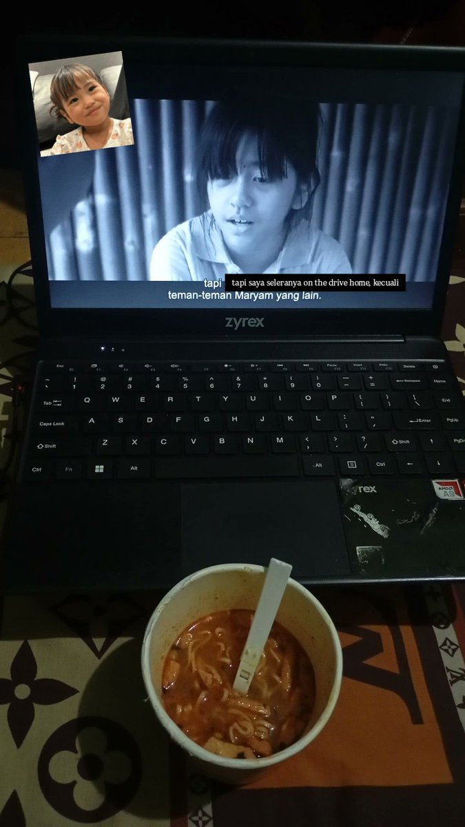 onlybraaa's tweet image. nonton sambil peluk kayaknya seru 
canda