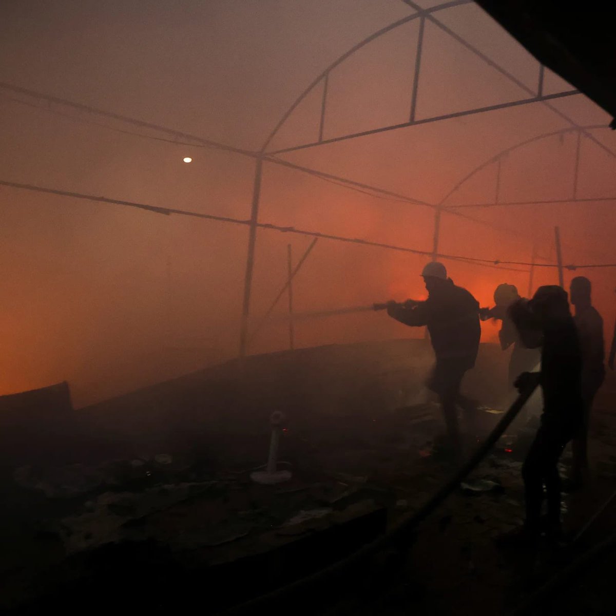 🔴 Gazze'de kullanılan yüksek ısılı mühimmatlar nedeniyle 2.842 Filistinli hiçbir fiziksel kalıntı bırakmadan hayatını kaybetti.

Sivil Savunma ekipleri, enkazdan bedeni çıkmayan ve geride sadece biyolojik iz bırakan kurbanları "buharlaşmış" olarak kaydediyor.

🗞️ Al Jazeera