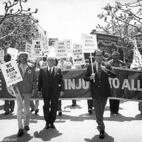 LiamOMaraIV's tweet image. #Local10 of #ILWU on #ThisDayInHistory in 1977 volunteer-loaded two shipping containers of aid for #anticolonial #FreedomFighters in #Mozambique, #Zimbabwe, &amp;amp; #SouthAfrica collected by community groups, another fine act by my old #union &amp;amp; why I'm proud to have been 4th gen. ILWU.