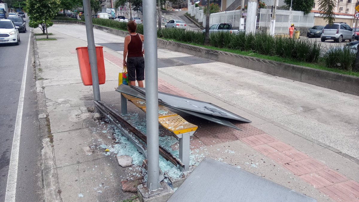 Mais um acidente na Alameda São Boaventura, Niterói. Dessa vez foi um carro e um passeio sem freios que bateu no ponto de ônibus.

<a href="/FatoseFotos4/">Fatos RJ</a> <a href="/beta_sal/">Beta Sal</a> <a href="/NiteroiInformes/">NITERÓI INFORMES</a> <a href="/cidadedenit/">Cidade de Niterói</a> <a href="/itaipuassu_sos/">Itaipuaçu_sos</a>