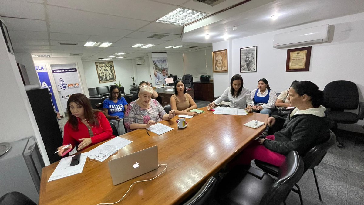 Potenciamos la maquinaria electoral en el encuentro virtual entre la Secretaría Nacional de Organización y la Secretaría Femenina. En AD consolidamos el liderazgo de nuestras mujeres para los retos por venir. ¡Organizar es crecer! 🇻🇪🏳️